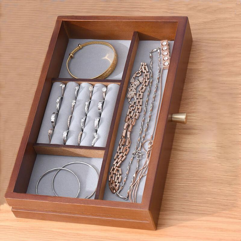 Scatola di legno per gioielli <br /> Solido