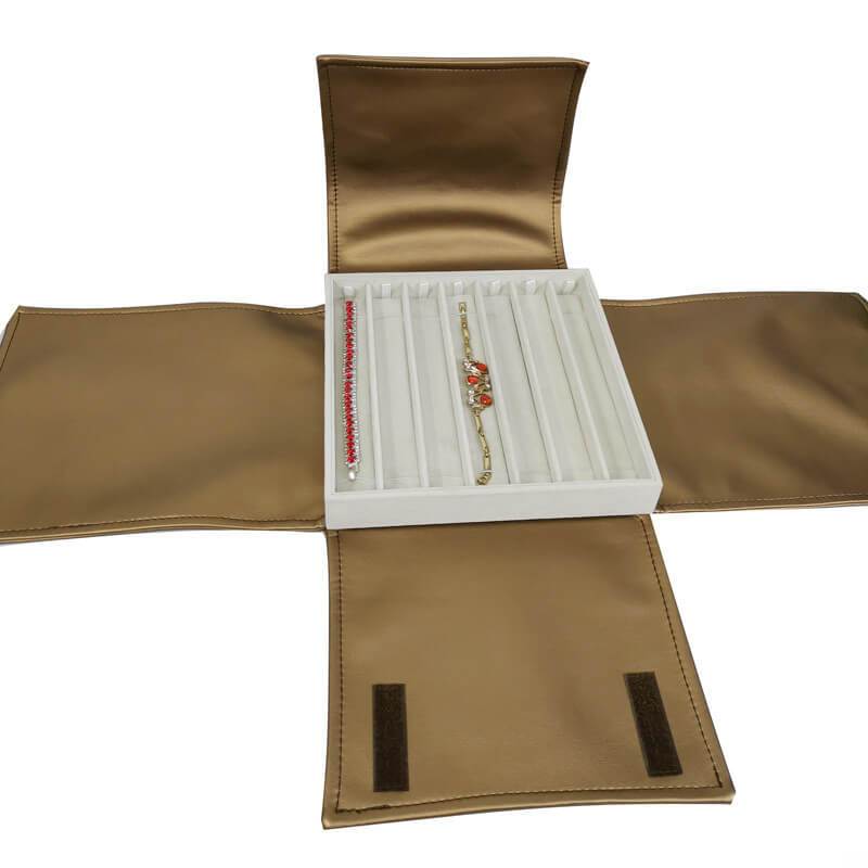 Custodia per gioielli <br /> in pelle per collana