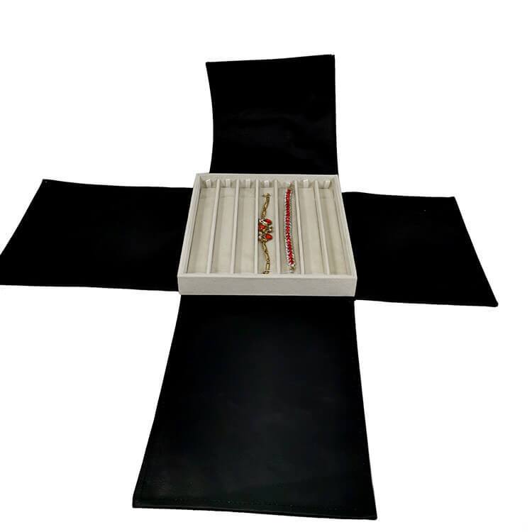 Custodia per gioielli <br /> in pelle per collana